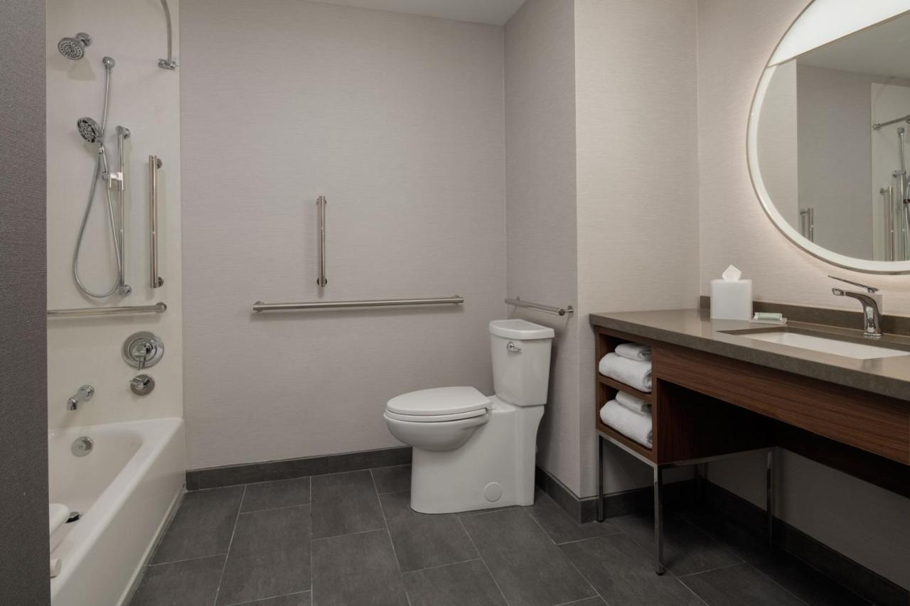 Courtyard By Marriott Olympia Hotel Exterior photo