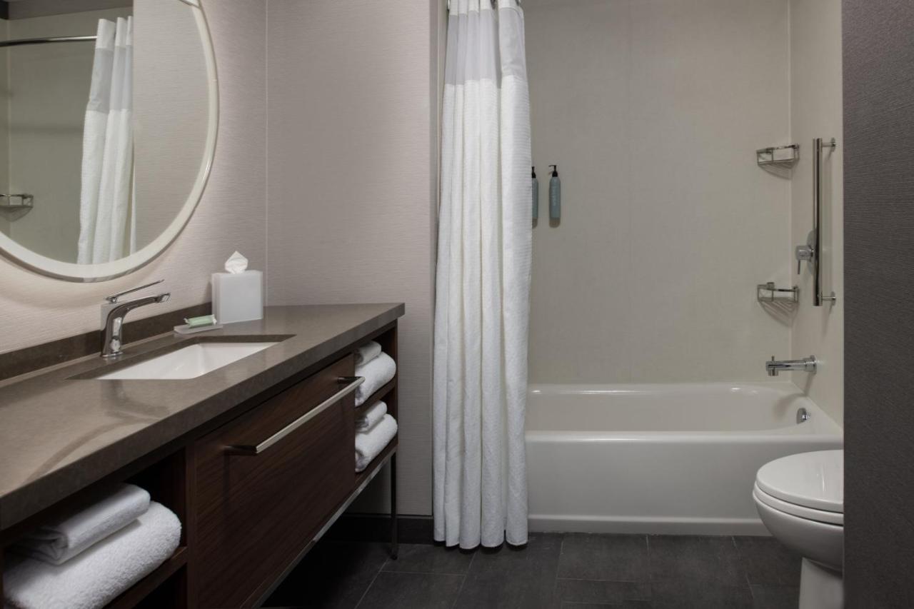 Courtyard By Marriott Olympia Hotel Exterior photo